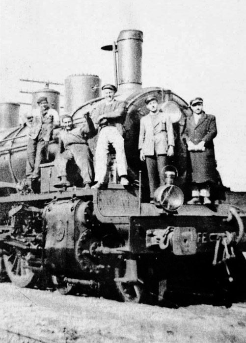 Fotografa tomada en 1953 en la estacin de Atarfe Santa Fe junto al tren especial IZ 5.