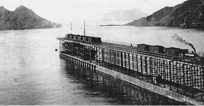Embarcadero de EI Hornillo, en la baha del mismo nombre, junto a guilas. El centenario del ferrocarril Lorca a guilas se cumpla en 1990.