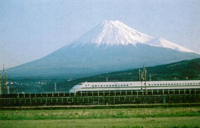 El tren Nazom ante el volcn Fujiyama en 1993. La tercera generacin de alta velocidad japonesa alcanza la velocidad de 270 km/h.