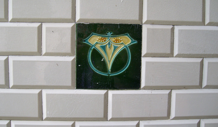 Monograma de la Sociedad Monte Igueldo, presente en los azulejos que decoran las estaciones del funicular. Fotografa de Juanjo Olaizola Elordi