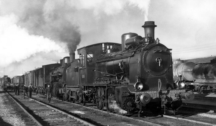 Locomotora de vapor 030-2563 en Salamanca y tras ella la 140-2495 y varios vagones cerrados de mercancas en Salamanca. Archivo Histrico Ferroviario FE-0009-019