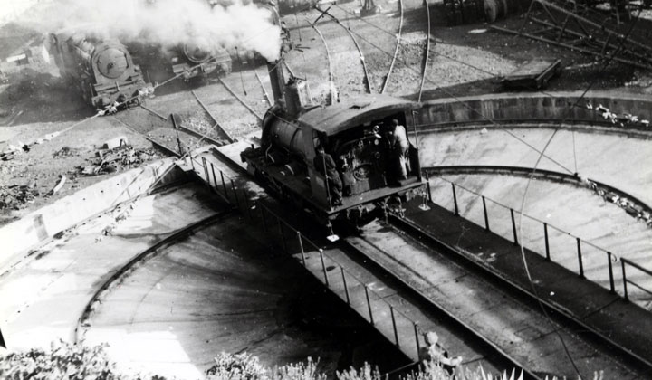 Locomotora RENFE 030 - 2147 maniobrando sobre puente giratorio en el depsito de Prncipe Po. Archivo Histrico Ferroviario FF-1172