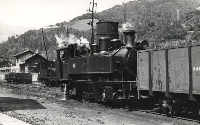 La locomotora VA 8 en Mieres hacia 1971 en sus ltimos tiempos de servicio. Foto JJ Wiseman.