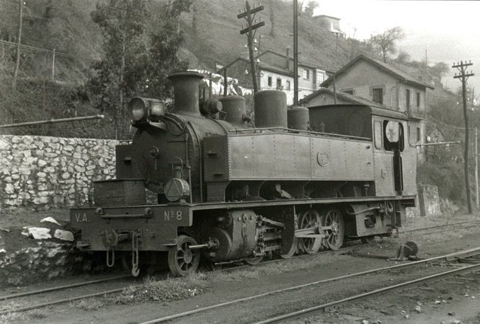 Locomotora VA 8 en Figaredo hacia 1968. Foto Fernando Llaurad. 
