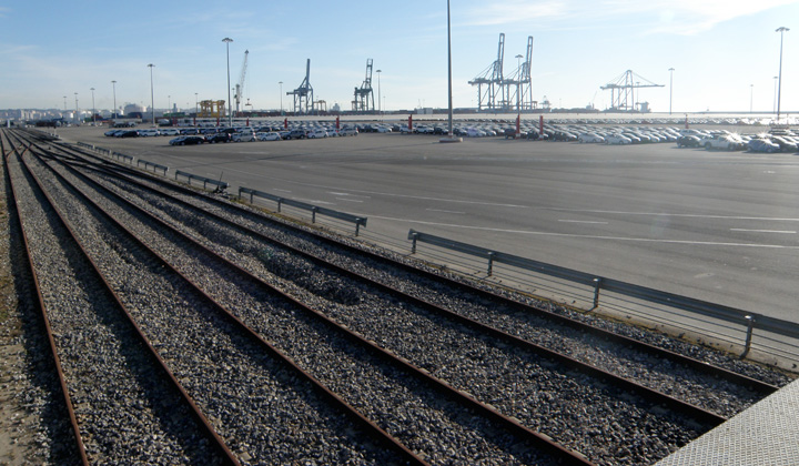 El puerto cuenta con dos cargaderos de automviles,aunque en la actualidad apenas tienen movimiento