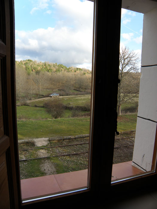 Vista de las vas y el bello paisaje que envuelve la estacin desde una de las ventanas de los dormitorios