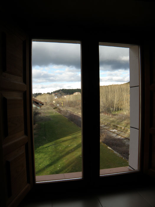 Vista desde un dormitorio de las vas camino de Burgos.