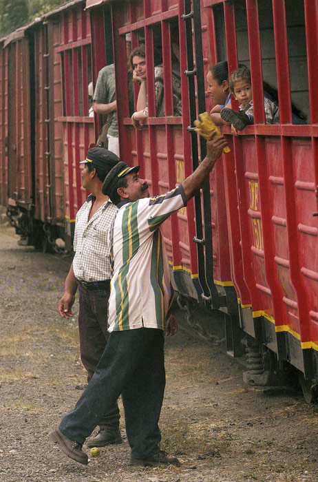 Cuando el tren se detiene, la tripulacin aprovecha para saludar a los pasajeros