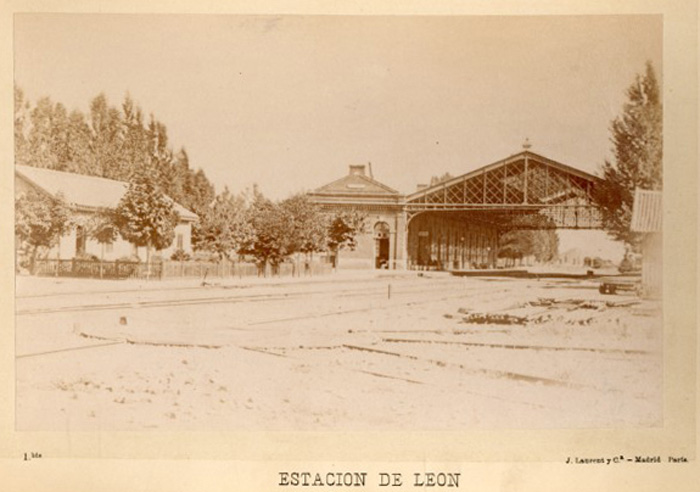 Corra el ao 1883 cuando el famoso fotgrafo Laurent recal en Len, tomando esta foto del primitivo edficio. Por entonces explotaba la lnea el Ferrocarril de Asturias a Galicia y Len 