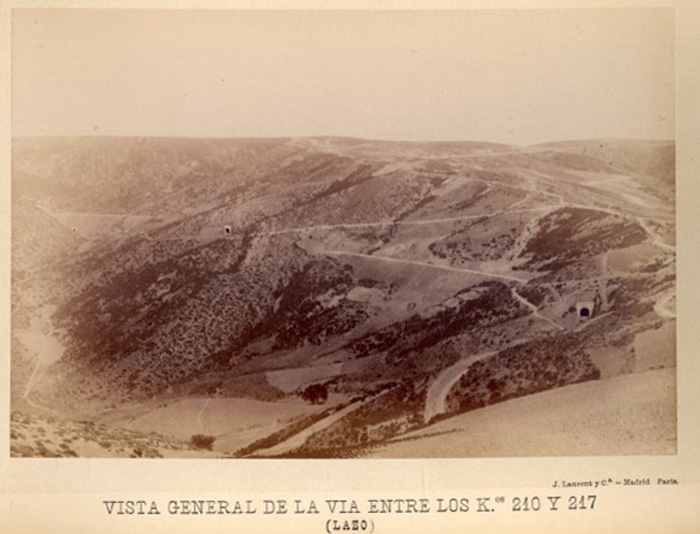 Laurent tambin se adentr en 1883 en la recin inaugurada lnea desde Len hacia Galicia, tomando esta foto en el espectacular trazado montaoso donde se construy el "lazo" de La Granja.