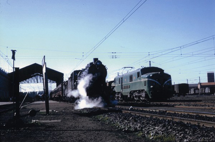 El fotgrafo ingls Fred Matthews visit en 1963 la estacin leonesa, donde todava convivan algunos ejemplares de las ltimas locomotoras de vapor tipo Mastodonte con las modernsimas locomotoras elctricas de la serie 7700