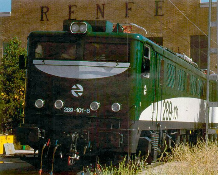 Primer prototipo de la serie Tandem, locomotora 289-101, resultado de la unin de dos mquinas de la serie 279 que termina sus pruebas en 1999 en el Taller