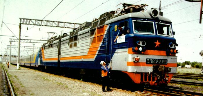 Imagen tomada en 2003 de una locomotora para las composiciones Talgo pintada con los colores que lucir en Kazajstan.