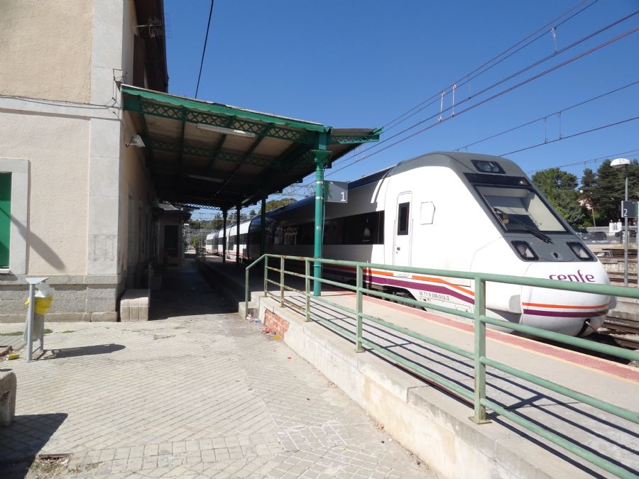 Tren MD destino Vitoria en la estacin de Navalperal de Pinares (vila)