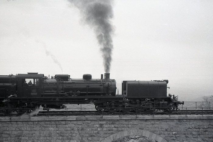 Locomotora Garrat de Renfe fotografiada en marcha desde el coche saln de Sierra Menera. 6 de abril de 1961. 