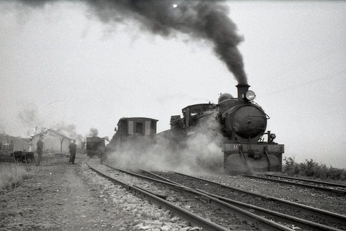 Cruce del tren en el que viajaban nuestros protagonistas con un descendente remolcado por la locomotora N 2. 6 de abril de 1961. 