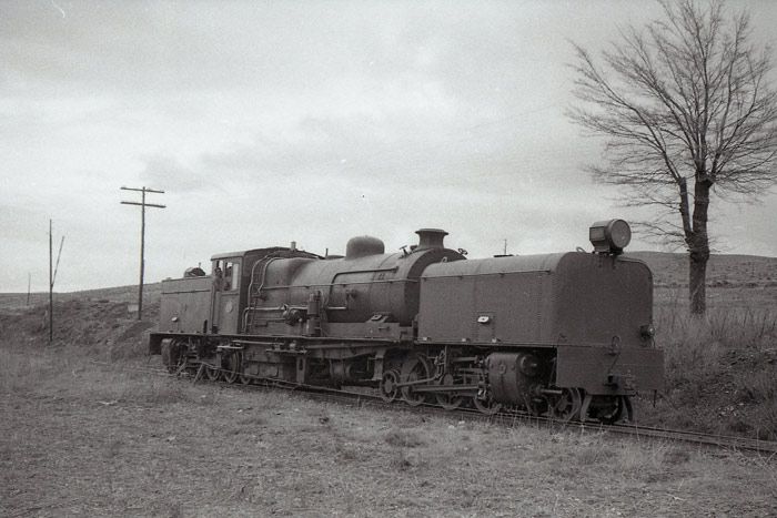 Vista de la locomotora articulada, sistema Garrat, que complet la doble traccin entre Puerto Escandn y Ojos Negros. 6 de abril de 1961. 