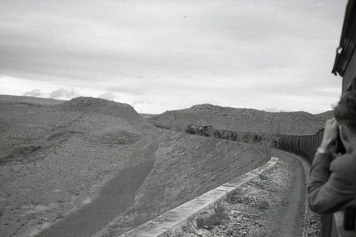 El compaero de Trevor Rowe aprovech una curva para fotografar la espectacular doble traccin a su salida del Puerto Escandn. 6 de abril de 1961.