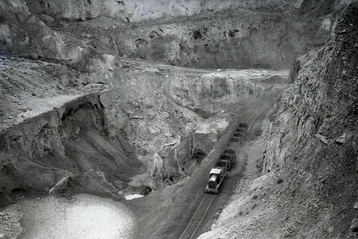 Tren de minero, remolcado por un tractor diesel de fabricacin britnica. 7 de abril de 1961. 