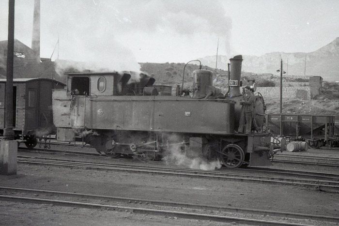 La locomotora de va mtrica N 7, maniobra en Ro Martn. 8 de abril de 1961. 